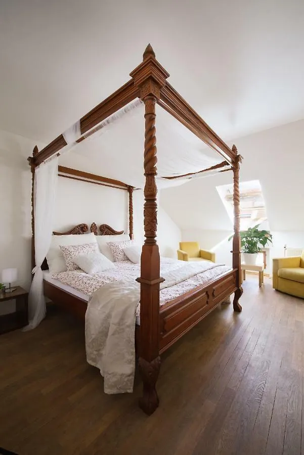 Golden Buddha Apartment Prague 0*,